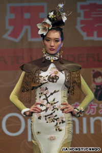 A qipao-inspired dress by Taiwan fashion designer Lin Guodong (林国栋) utilizing the theme “seeking plum blossoms in snow.”