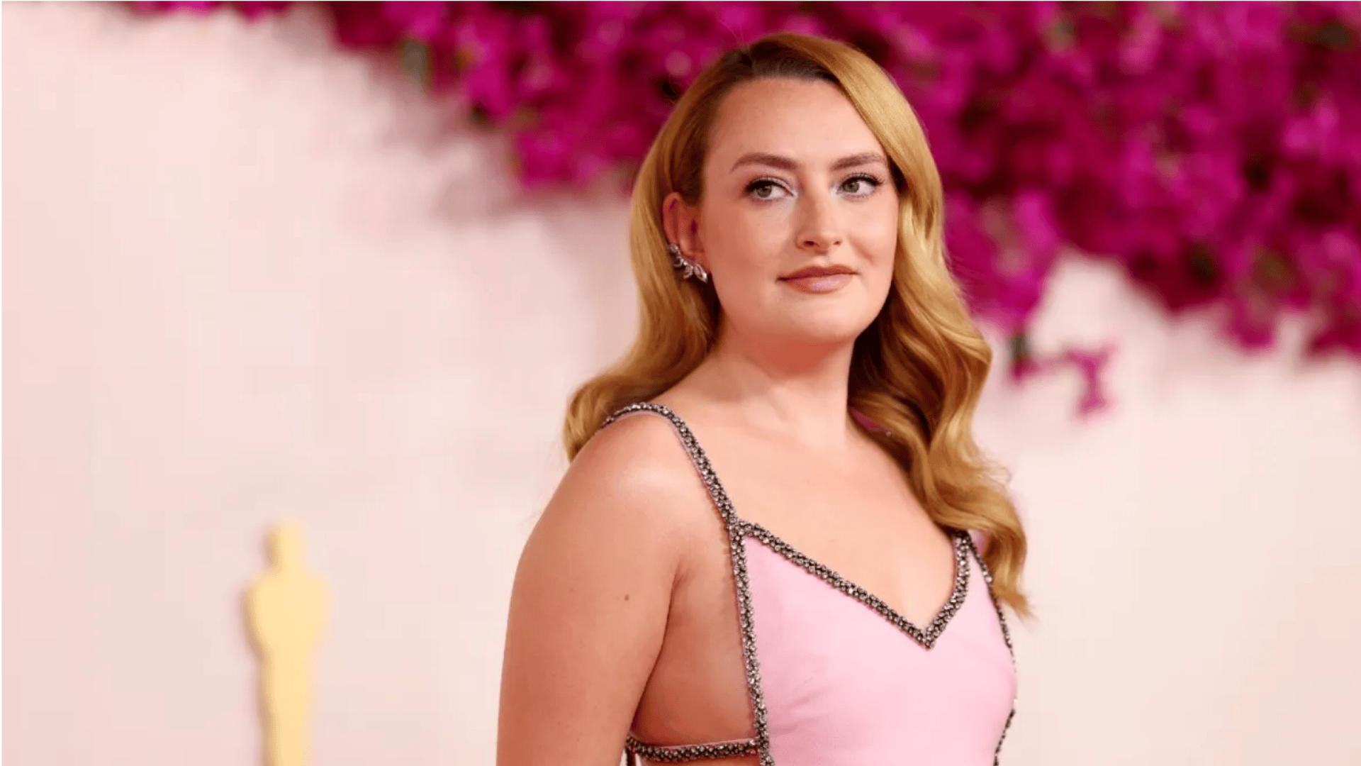 Why Amelia's Dating Rumors Never Get Confirmed