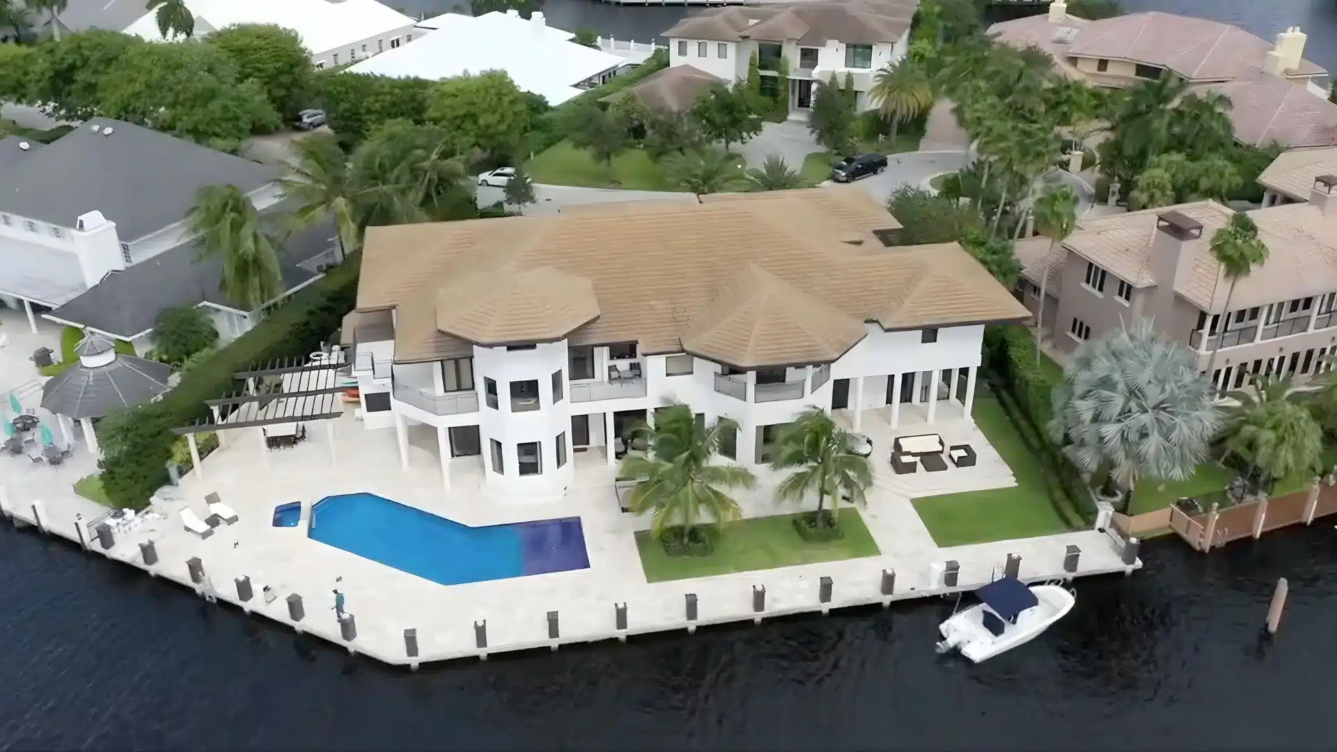 where does messi live currently