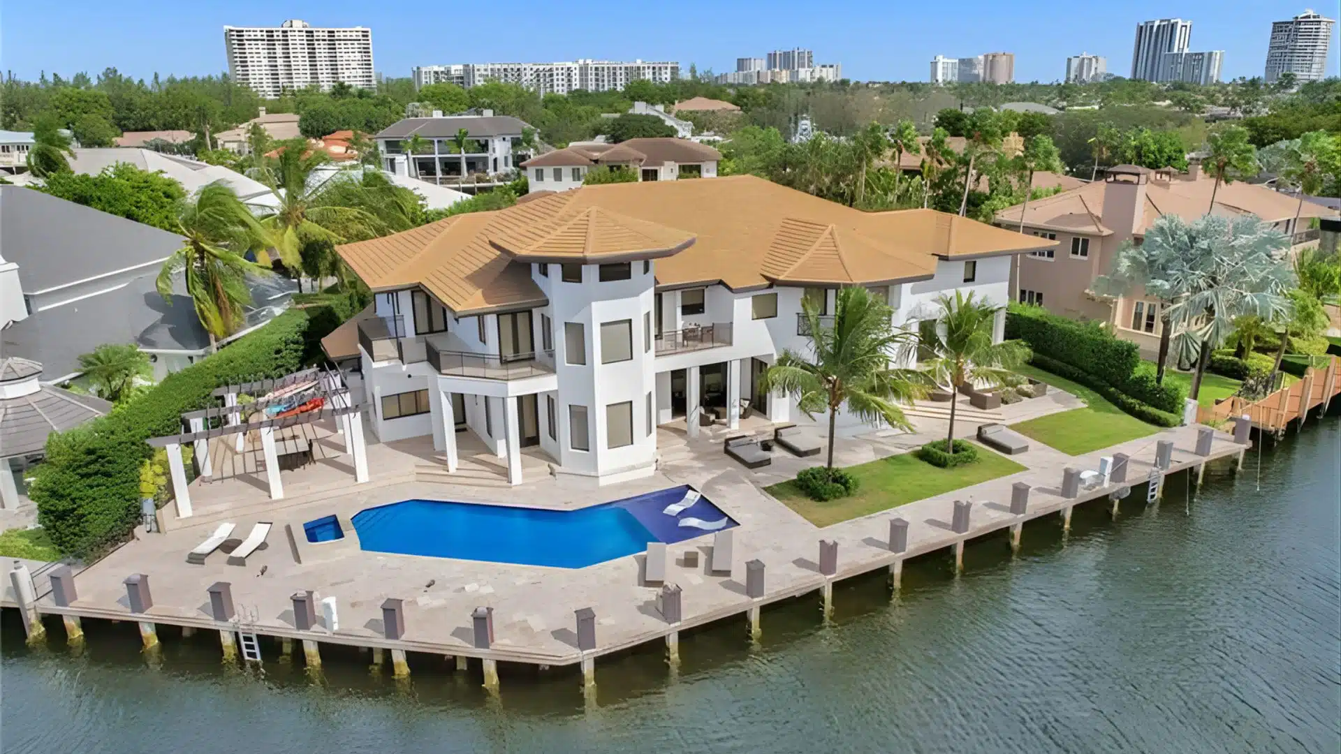 where does messi live